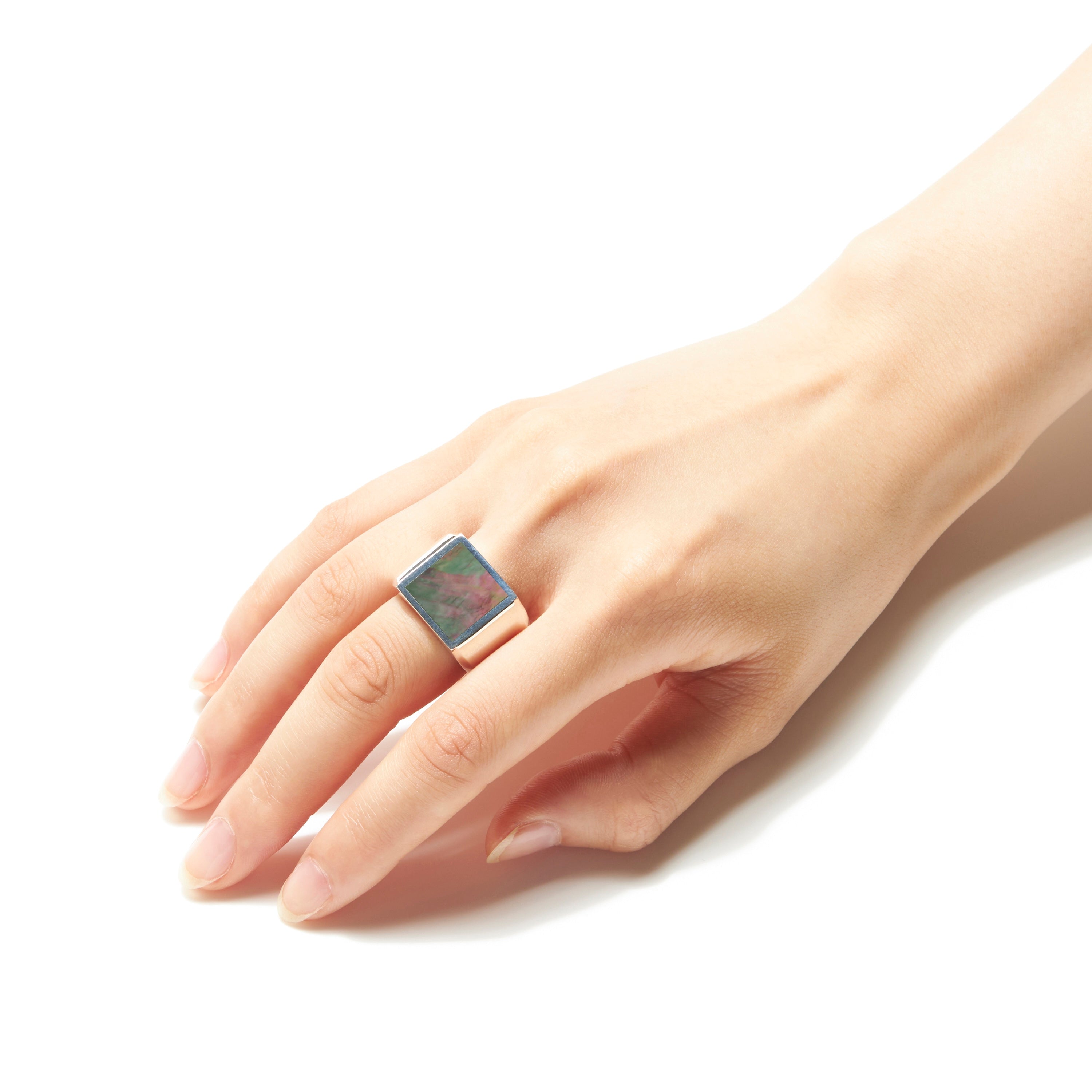 RING 742 Black butterfly shell