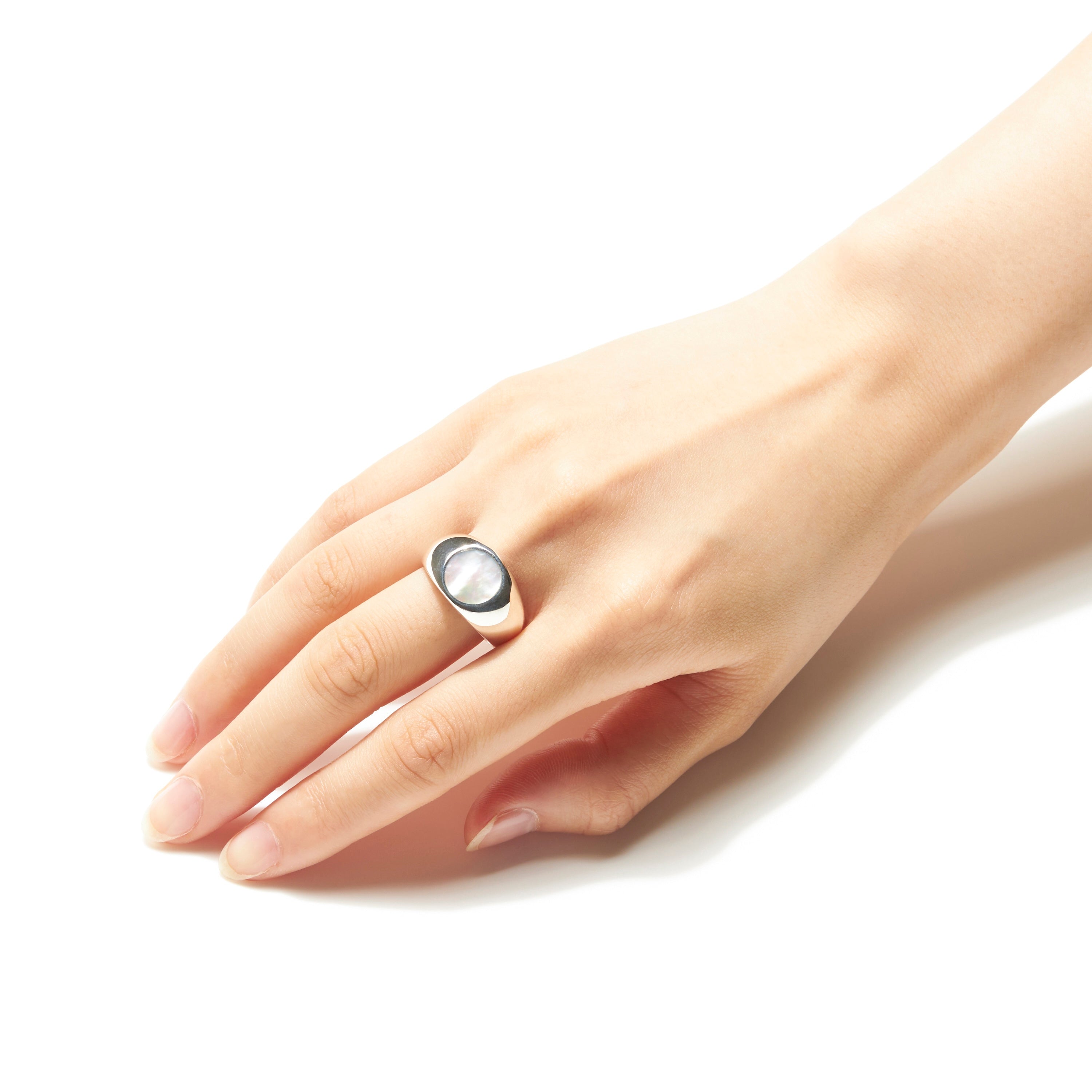 RING 740 White butterfly shell