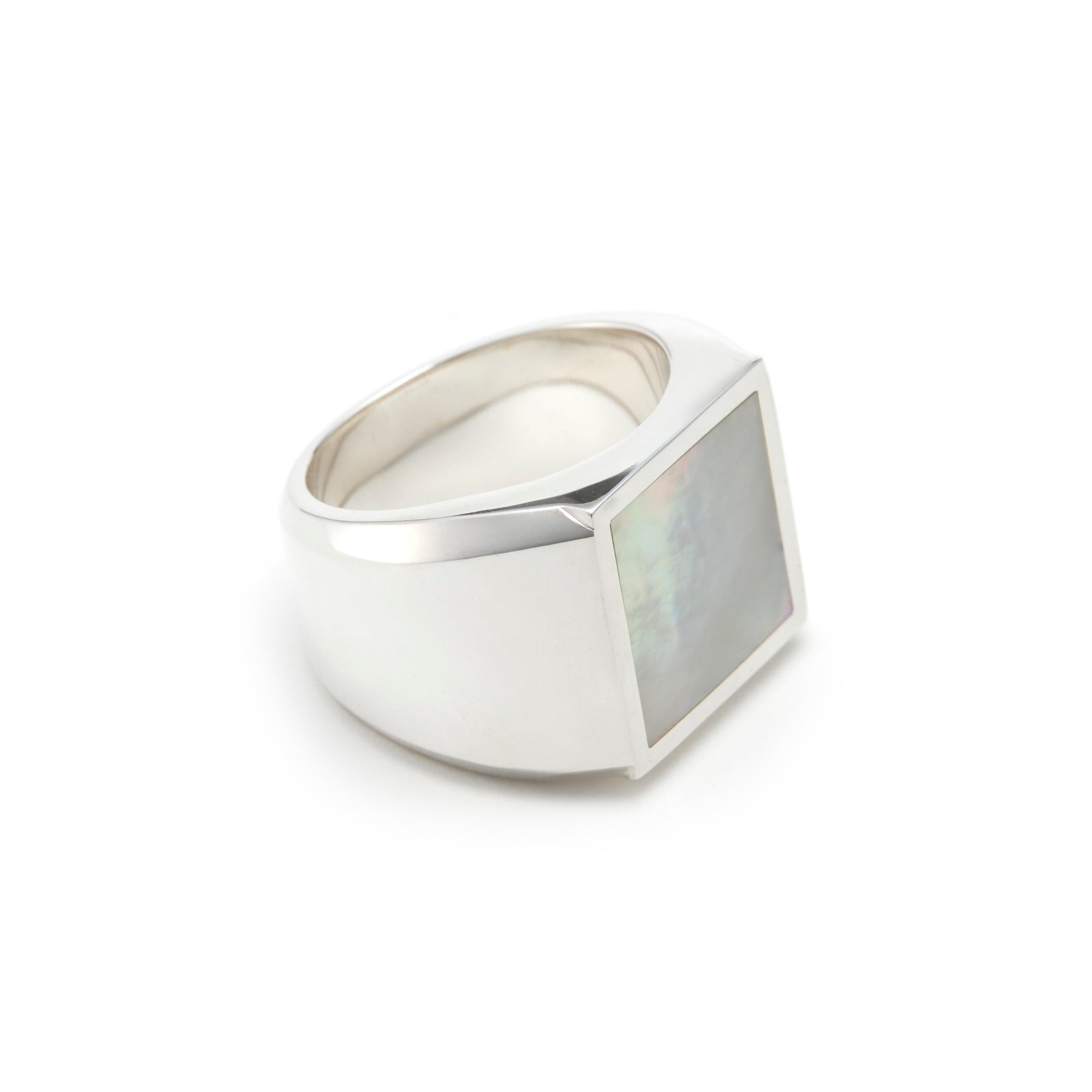 RING 742 White butterfly shell