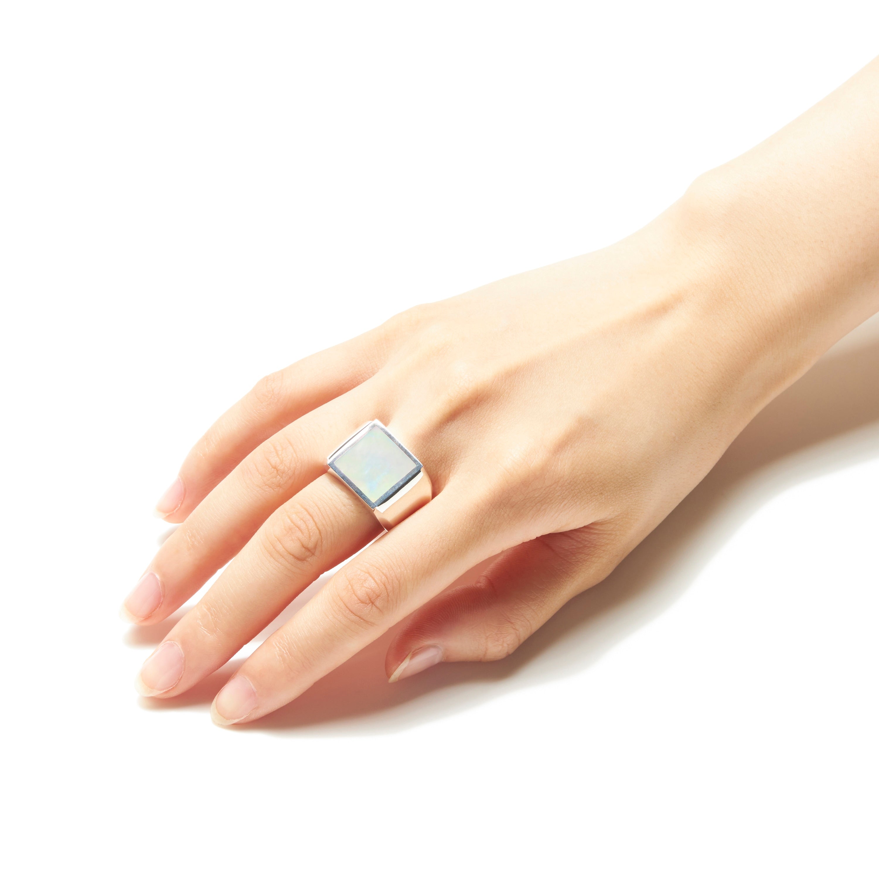 RING 742 White butterfly shell